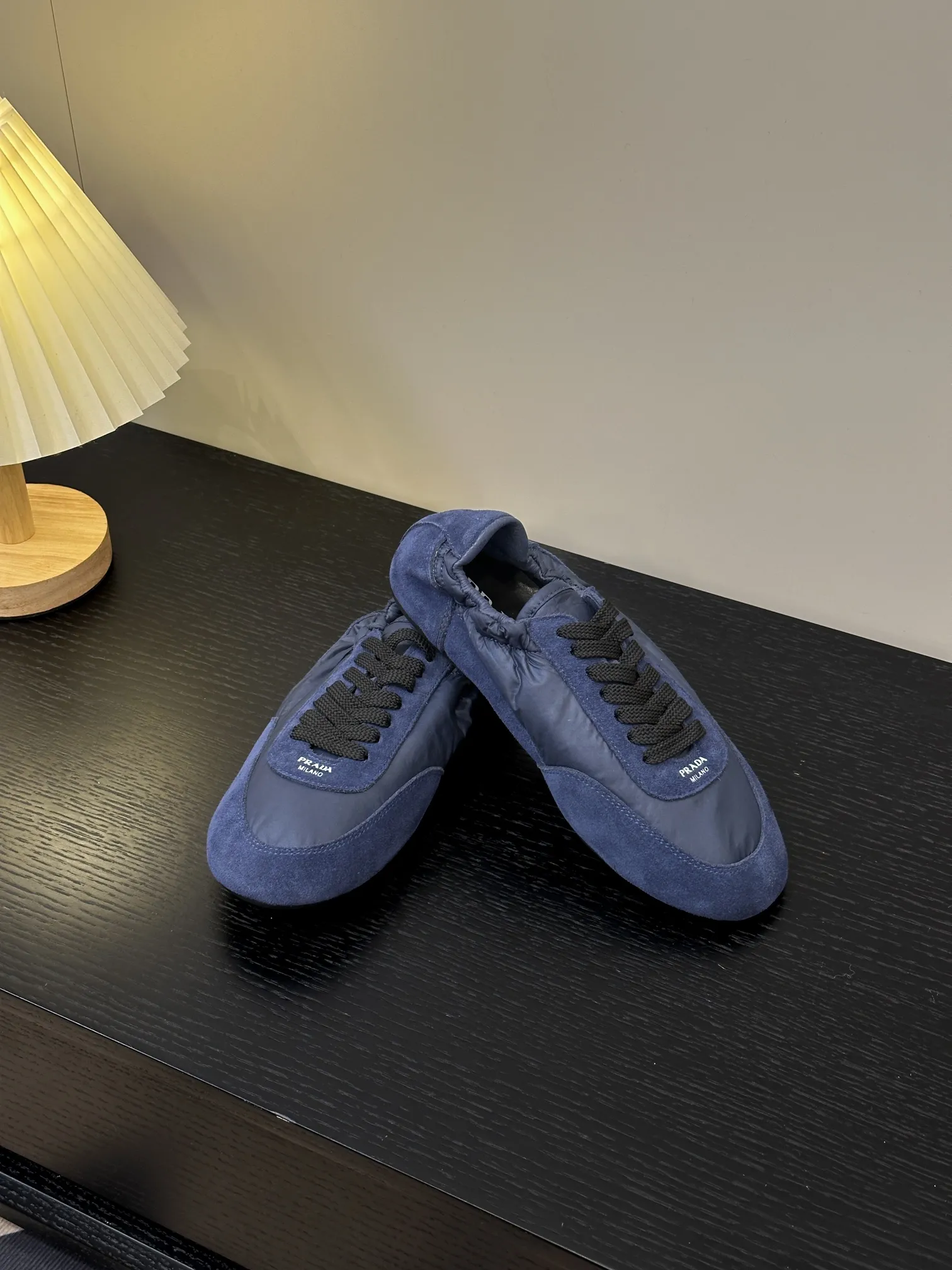 👟👟Ex-factory price 420👟👟 💠𝐏𝐑𝐀𝐃𝐀#Prada catwalk style lightweight thin-soled new moral training shoes casual shoes💠 outsole molded TPU❣️not made of rubber! The suede upper is textured, and the inner sheepskin is wrapped, which is soft and waxy. The insole is thickened with lambskin, which is extremely comfortable to step on, has a sense of support, and feels well wrapped. The shoe shape is full of wrapping, light, easy to wear, and practical. It is a casual shoe that makes you taller and longer legs! White is clean and refreshing, needed all year round, and can be easily worn with skirts and trousers. Upper: imported suede/original molded fabric. Lining: sheepskin. Outsole: TPU outsole! Different from cheap rubber soles on the market! Code number: 35-40 (40 customized)